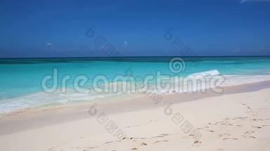 在加勒比海的一个岛屿上，海浪在海滩上奔腾。